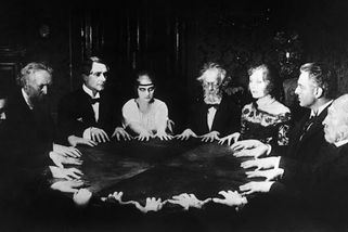 Záhada z Blanické ulice a duch faraona v Praze? Tajemný večírek smetánky se změnil v boj o holý život